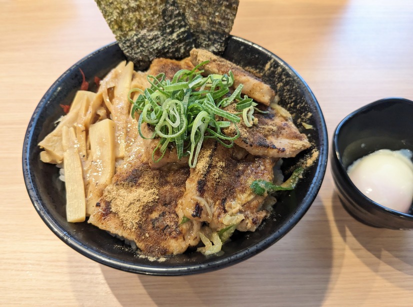 極　魚介豚骨厚切すた丼＠撮影:渡邉