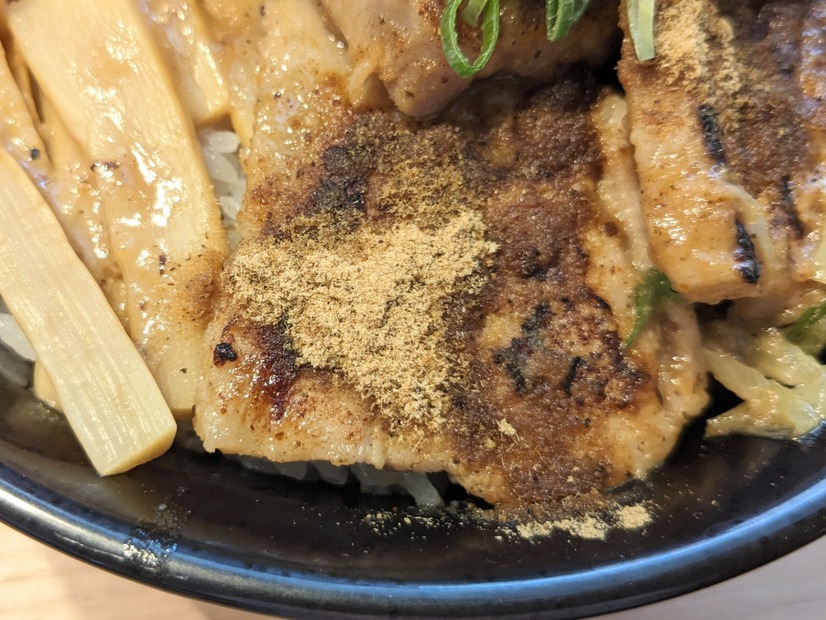 極　魚介豚骨厚切すた丼＠撮影:渡邉