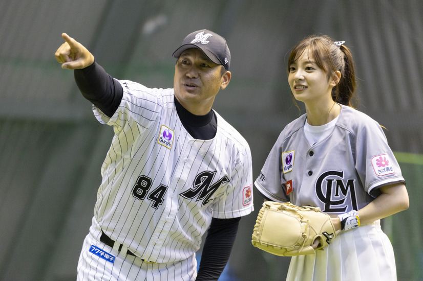 黒木コーチに投球指導された菊池柚花（©JCOMスペシャルデー）