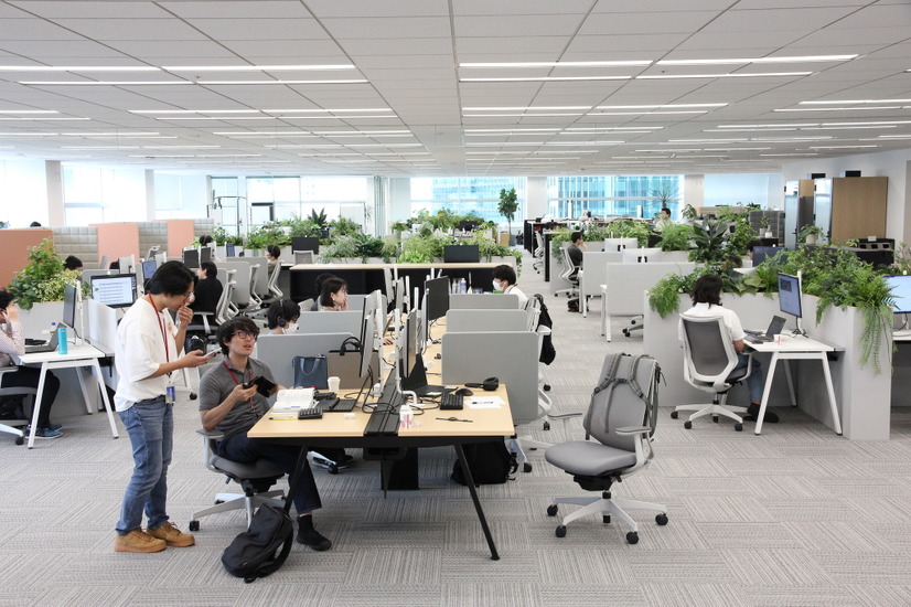 【進化するオフィス】社員が1つのフロアに集い、コミュニケーションを活性化！　パーソナルスペースを確保する工夫も……ブレインパッド