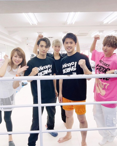 ジムスタッフらとの一枚に収まる渡辺美奈代（インスタグラムから＝事務所に掲載許可いただいています）