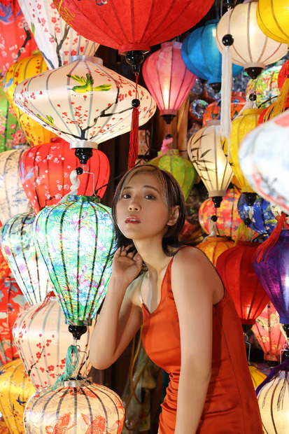 つんこ1st写真集『OVER』（ｃ）田口まき/小学館
