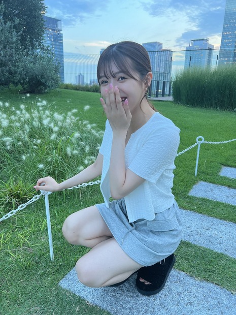 撮影中にくしゃみする貞野遥香（公式ツイッター＝所属事務所の掲載許可をいただいています）
