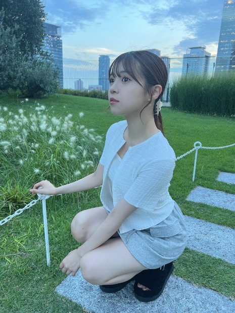 撮影中にくしゃみする貞野遥香（公式ツイッター＝所属事務所の掲載許可をいただいています）