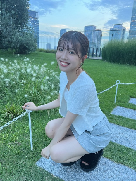 撮影中にくしゃみする貞野遥香（公式ツイッター＝所属事務所の掲載許可をいただいています）