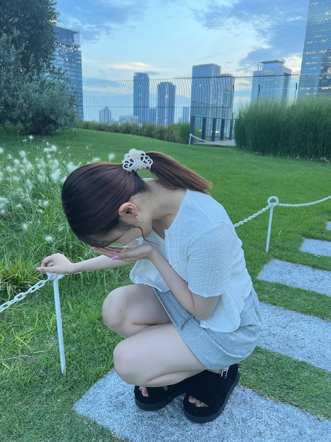 撮影中にくしゃみする貞野遥香（公式ツイッター＝所属事務所の掲載許可をいただいています）