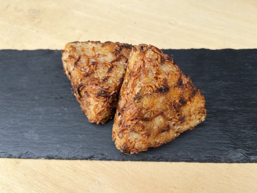 つけにく麹屋「カリカリベビースター＆チェダーチーズの焦がし醤油焼きおにぎり」260円（1個）