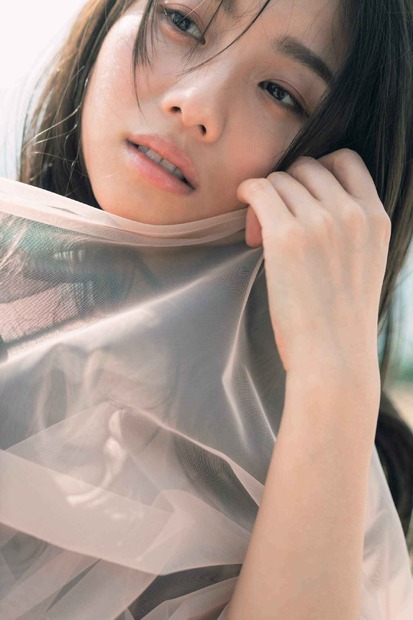 ｖ伊原葵の写真集『Noon』（ｃ）小学館・撮影／三瓶康友