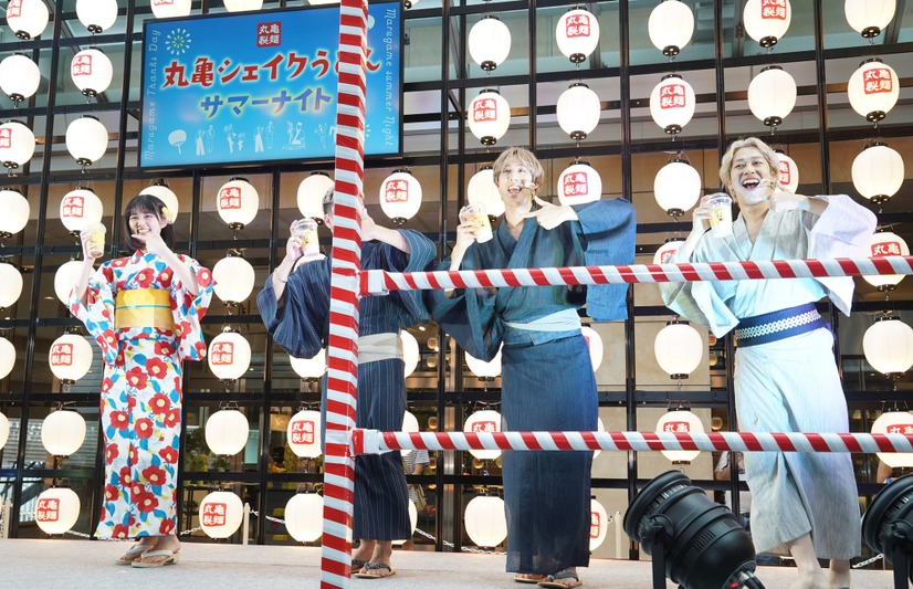 「シェイクうどんダンス」【写真：竹内みちまろ】