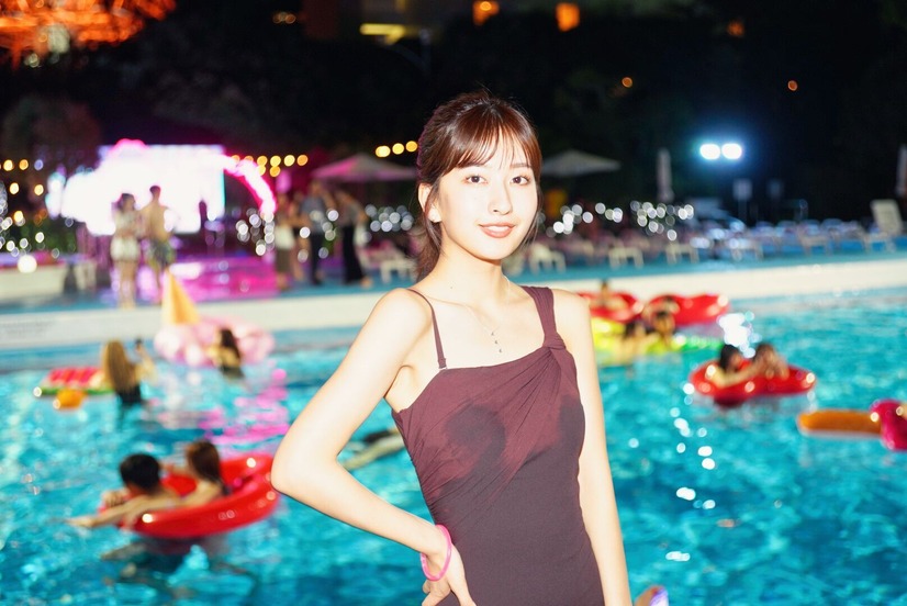 『CanCam』読者モデルの斉藤里奈がナイトプールに興奮「すごくわくわくしました」