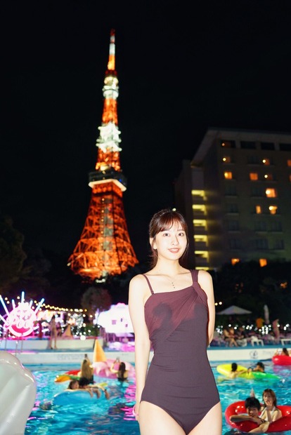 『CanCam』読者モデルの斉藤里奈がナイトプールに興奮「すごくわくわくしました」