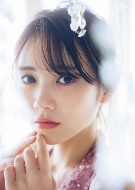 乃木坂46・田村真佑、1st写真集の先行カット第10弾はチャペルでの幻想的な一枚