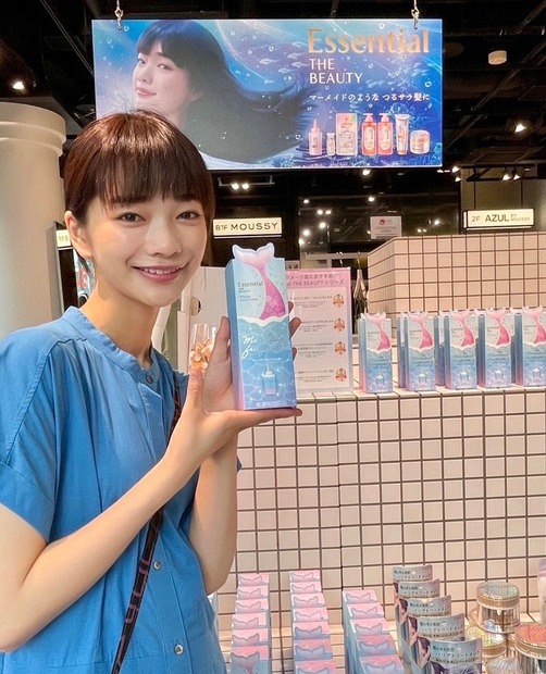 注目の女優、見上愛が原宿を泳ぐ！？LED大型ビジョンに期間限定登場