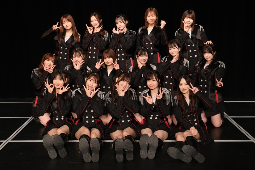 1列目：伊藤実希、青木莉樺、荒井優希、青木詩織、入内嶋涼。2列目：太田彩夏、中野愛理、北野瑠華、岡本彩夏、江籠裕奈、水野愛理。3列目：西井美桜、藤本冬香、川嶋美晴、日高優月、鈴木愛菜（ｃ）2023 Zest, Inc.