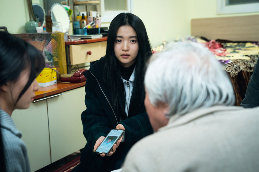 チャンジン里跡地チャンジン1洞で聞き込み調査を行なうサニョン。一見関係ない事件も起こるが、全て悪鬼の思惑通りのようだ。