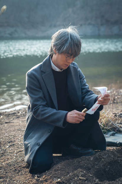 京畿道北部貯水池にて、黒いゴム紐を埋めていたガンモ。