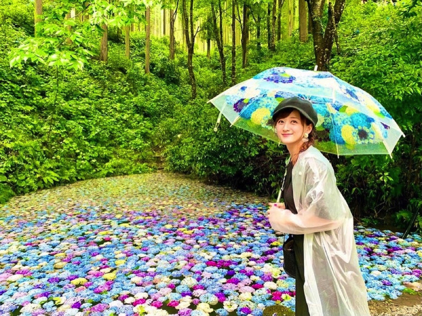 小松彩夏、紫陽花が浮かぶ美しい池での笑顔ショットを公開