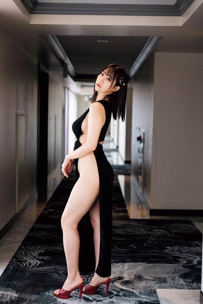 鈴木ふみ奈の最新写真集『LOVE＆PEACE』（（ｃ）オフィスポケット／鈴木ゴータ／玄光社）