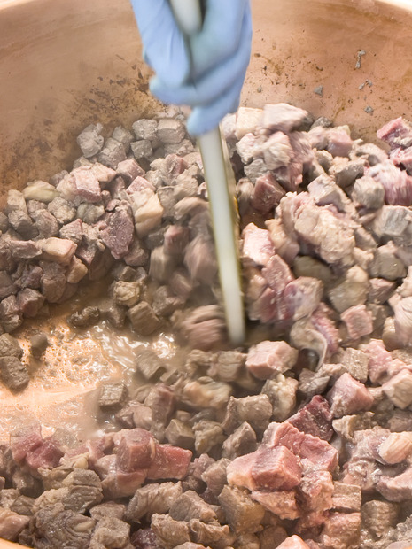 赤身と脂の割合を独自指定した牛バラ肉を2cm角にカット。