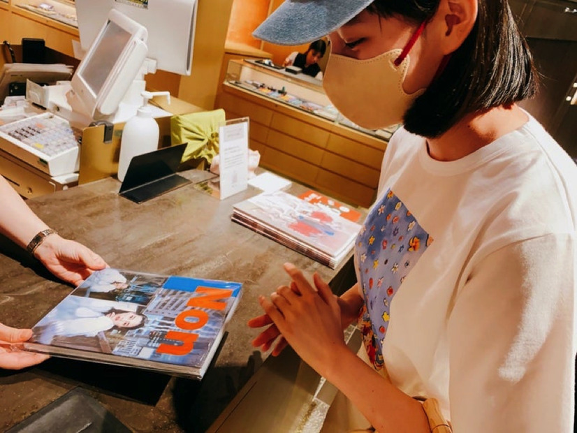 のん、自身のアートブック『Non』の写真展を訪問！展示作品との“3ショット”も