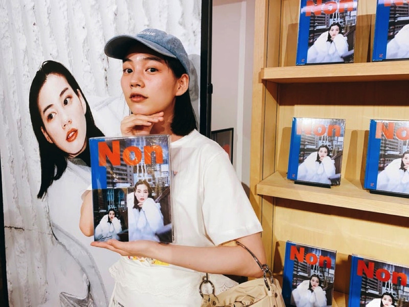 のん、自身のアートブック『Non』の写真展を訪問！展示作品との“3ショット”も