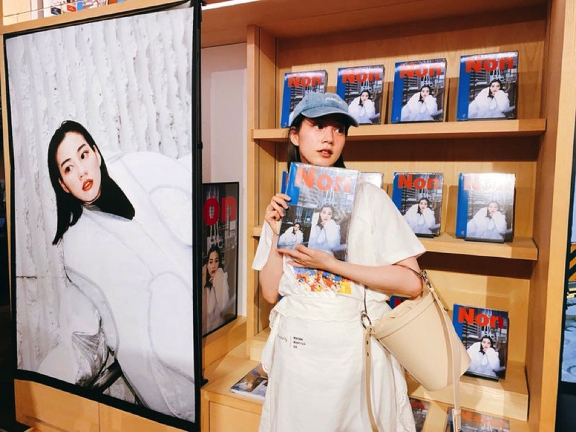 のん、自身のアートブック『Non』の写真展を訪問！展示作品との“3ショット”も