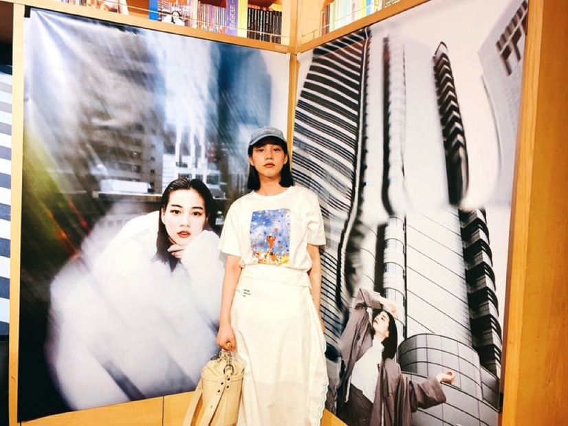 のん、自身のアートブック『Non』の写真展を訪問！展示作品との“3ショット”も