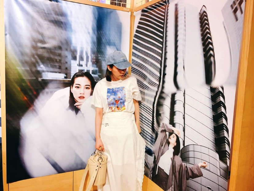 のん、自身のアートブック『Non』の写真展を訪問！展示作品との“3ショット”も