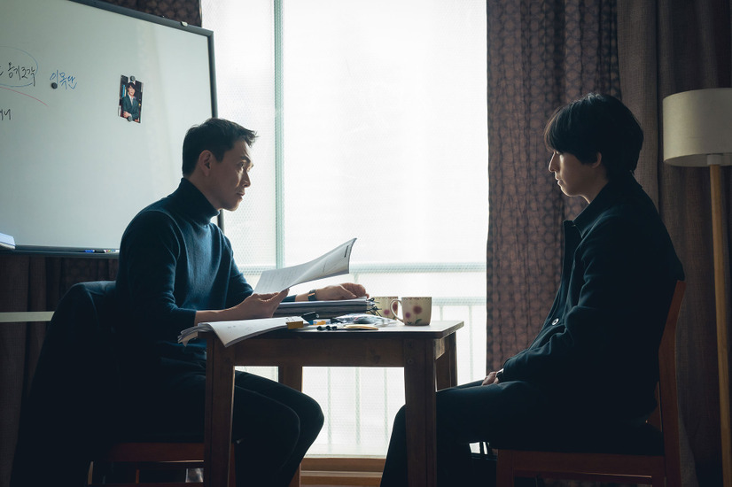 ヘサンとホンセは、各々の役職を活用して協力体制を築きながら、悪鬼を追い詰めていく。／『悪鬼』ディズニープラス スターにて独占配信中（全12話）© STUDIO S. All rights reserved.