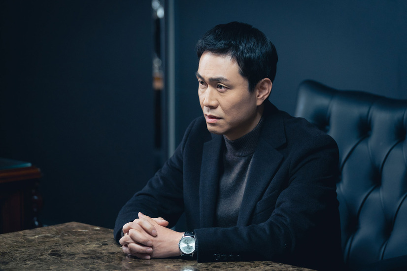 取り憑かれることを免れたが、代わりに霊視能力が身についてしまったヘサン。毎年誕生日に靴下を贈ってくれるムンチュンの存在がなければ、自死を選ぶこともありえただろう。／『悪鬼』ディズニープラス スターにて独占配信中（全12話）© STUDIO S. All rights reserved.