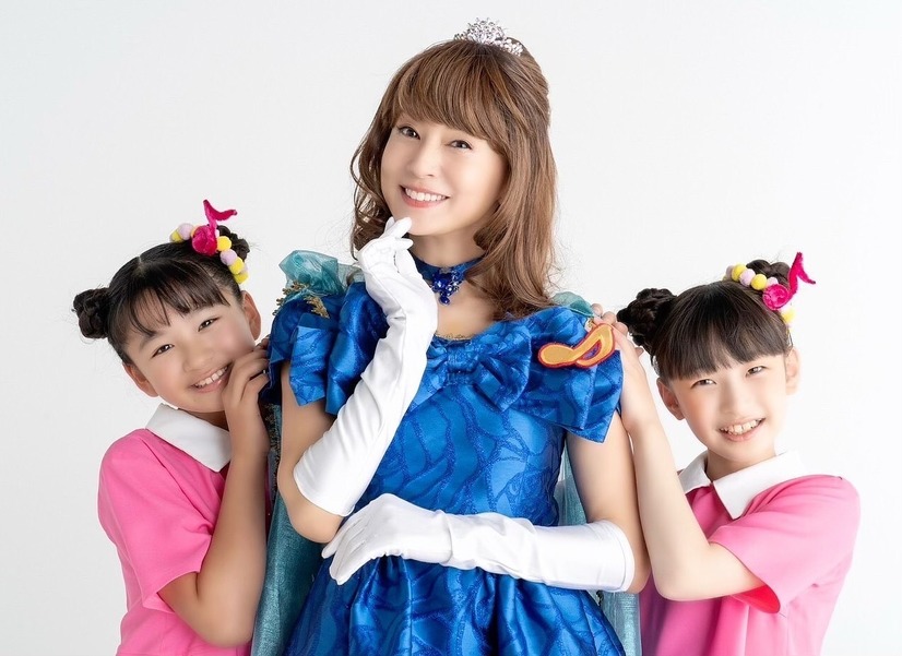 鈴木亜美、10年ぶり出演の音楽劇稽古オフショットで子供たちと満面の笑み