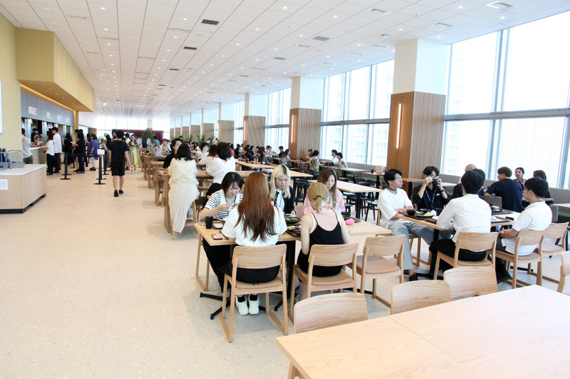 【進化するオフィス】コミュ率UPの理由は超社食!? かまど炊きご飯に社員が並ぶ……リクルート