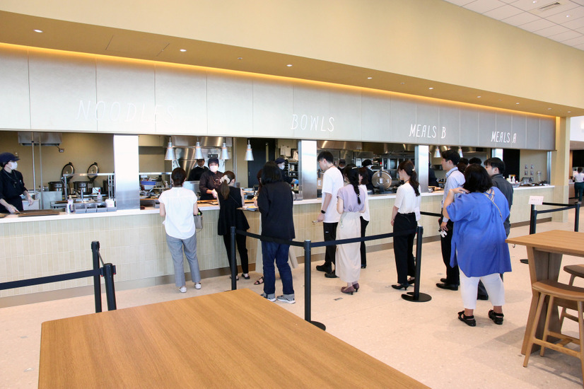 【進化するオフィス】コミュ率UPの理由は超社食!? かまど炊きご飯に社員が並ぶ……リクルート