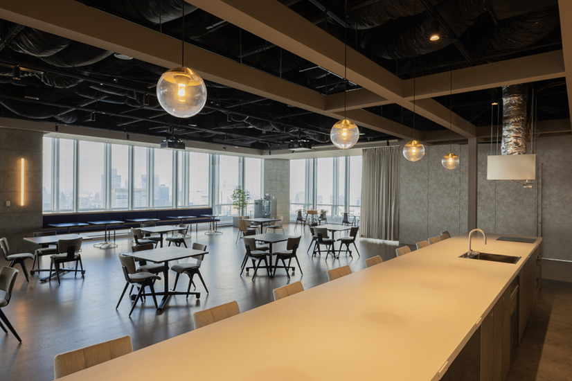 【進化するオフィス】コミュ率UPの理由は超社食!? かまど炊きご飯に社員が並ぶ……リクルート