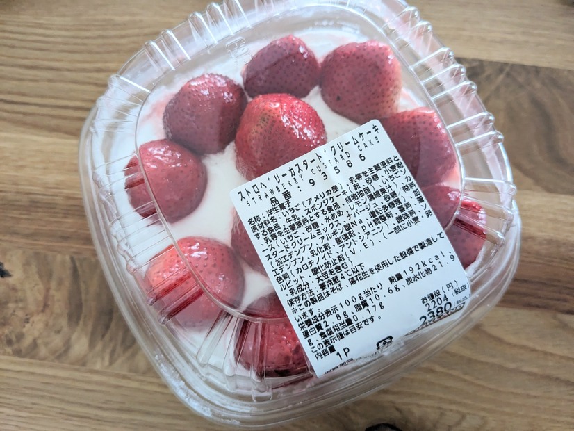 ストロベリーカスタードクリームケーキ@撮影:渡邉