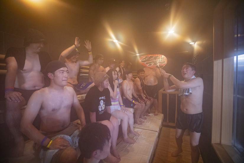 サバンナ高橋＆ミサイルマン西代がエスコンフィールドでサウナイベント！100名のファンが“悦”に