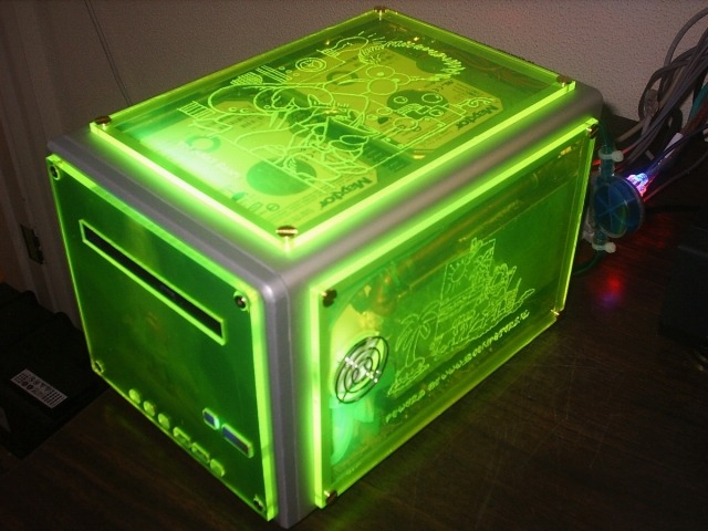 緑の蛍光色に光るキューブPC。背面には水冷型と思われる冷却装置がつけられている
