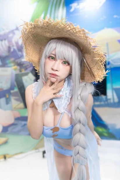 「コミケ102」が開幕！『ブルアカ』『NIKKE』等の企業ブースには、水着の人気コスプレイヤーが勢揃い