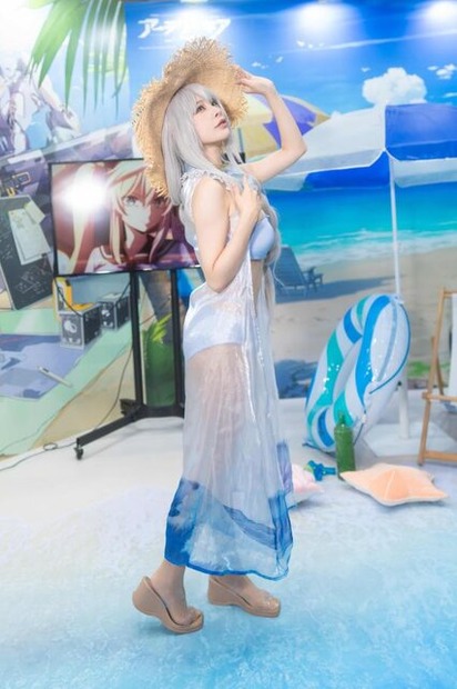 「コミケ102」が開幕！『ブルアカ』『NIKKE』等の企業ブースには、水着の人気コスプレイヤーが勢揃い