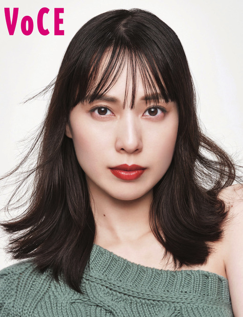 母になった戸田恵梨香、『VOCE』表紙に1年ぶりの登場！柔らかく温かい空気感の最新ビジュアル