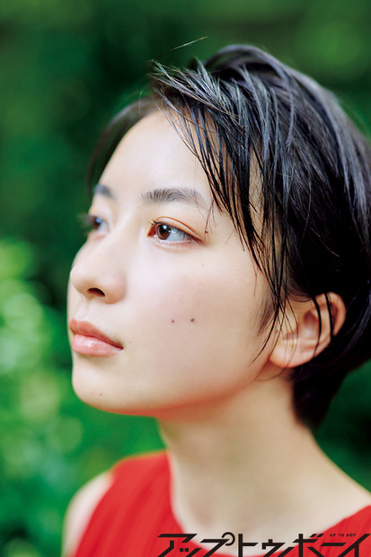 注目の新人女優・藤﨑ゆみあ、グラビアで魅せる神秘的な横顔＆等身大の笑顔