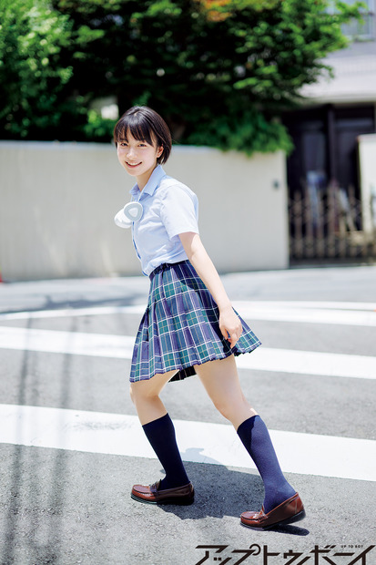 注目の新人女優・藤﨑ゆみあ、グラビアで魅せる神秘的な横顔＆等身大の笑顔