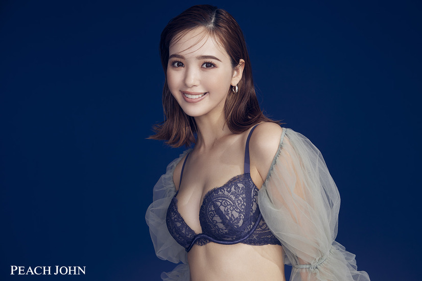 藤田ニコル、ネイビーブラでメリハリボディ＆美バスト