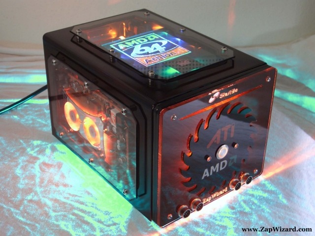ATIとAMDのロゴが前面に出ている。天板にはAthlon64のロゴがネオンのように光っている