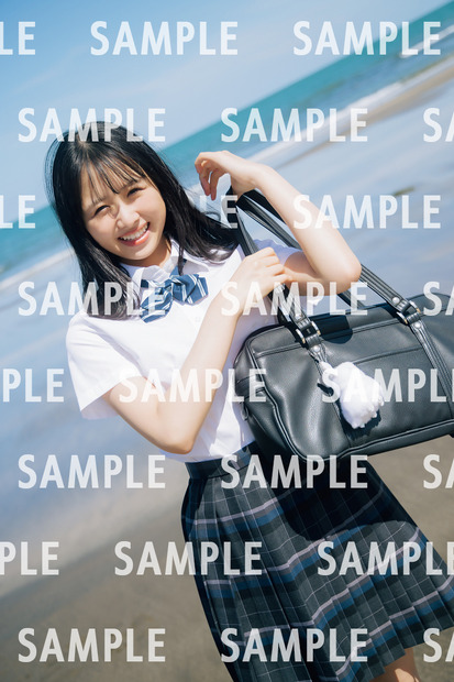 ⽇向坂46・上村ひなの、1st写真集の特典ポストカードより海辺での爽やかな制服カット解禁！