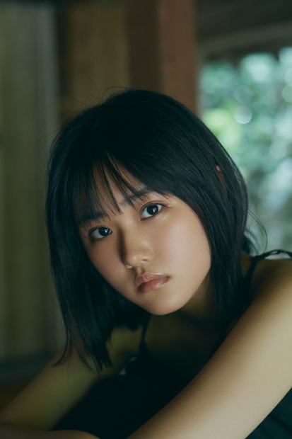 『原菜乃華1st写真集 はなのいろ』©KADOKAWA／写真：三瓶康友