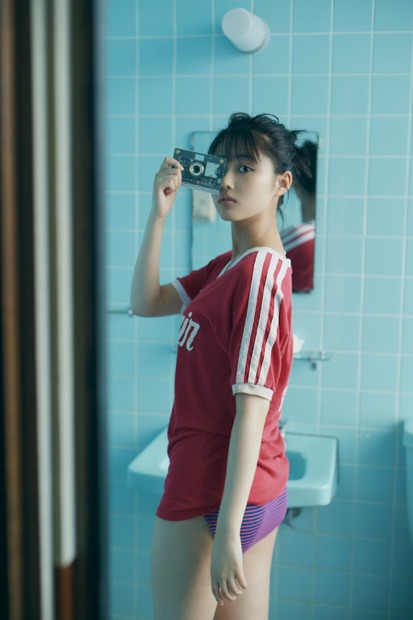 『原菜乃華1st写真集 はなのいろ』©KADOKAWA／写真：三瓶康友
