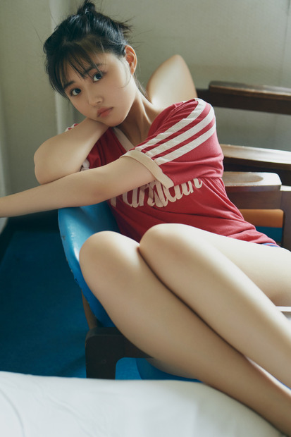 『原菜乃華1st写真集 はなのいろ』©KADOKAWA／写真：三瓶康友