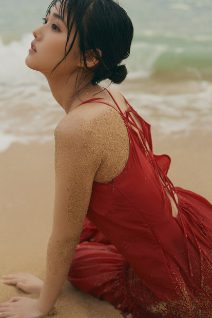 『原菜乃華1st写真集 はなのいろ』©KADOKAWA／写真：三瓶康友