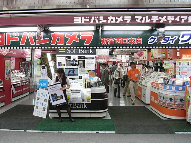 売場係員が小さなパネルを持って予約開始を告知
